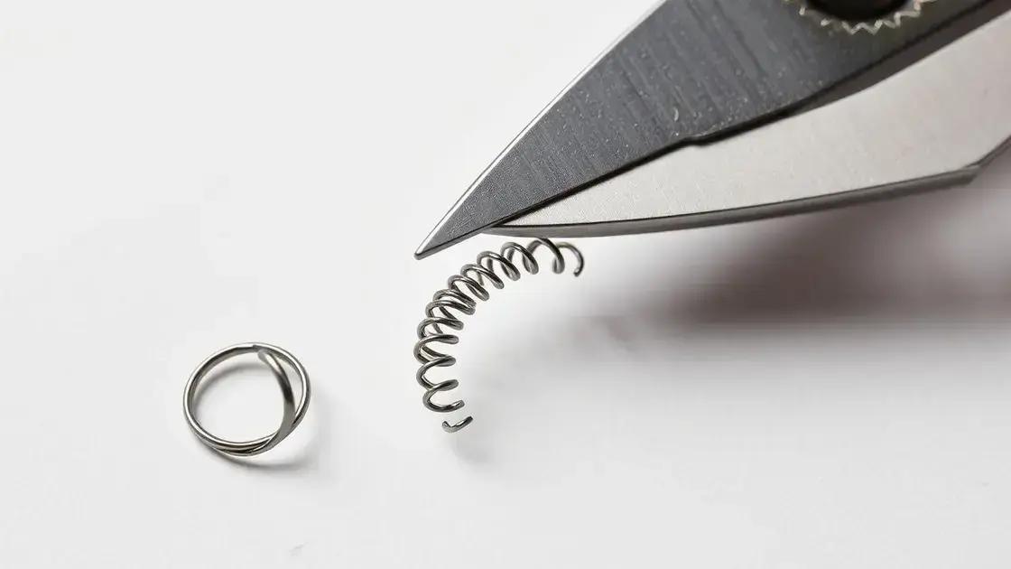  Identificando a mola fraturada: A peça de aço de 0.15mm de espessura partida na raiz sob lupa de 20x